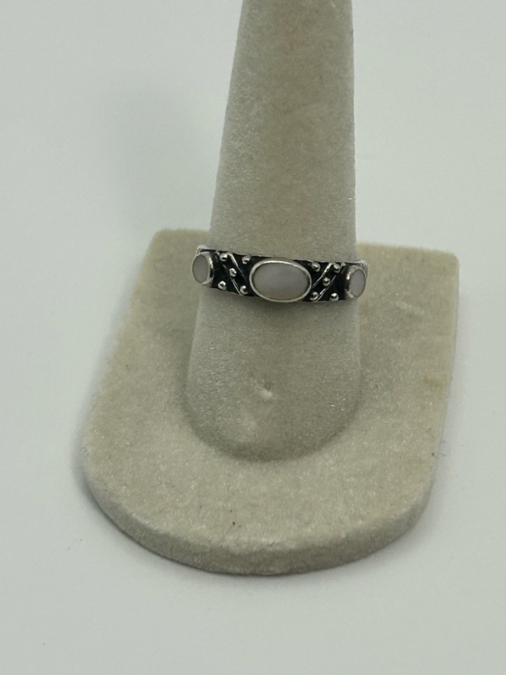 Sterling Silver Mother of Pearl Ring Size 6 Vintage Stamped 925 Patina - Picture 4 of 12
